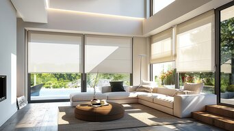 Helles Wohnzimmer mit automatischer Beschattung durch moderne Rollos – ideale Kombination aus Tageslichtnutzung und Blendschutz
