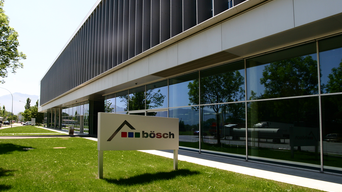 Das Gebäudeschild mit bösch Logo vor der Firmenzentrale | © bösch heizung.klima.lüftung