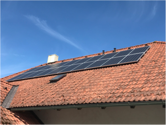 Photovoltaikpaneele auf einem Ziegeldach eines Hauses an einem sonnigen Tag. | © bösch - heizung, klima, lüftung
