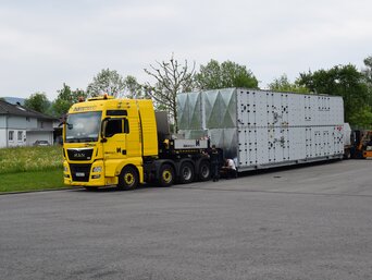 Lüftung fix-fertig geliefert... Die vier Geräte wurden im bösch-Werk in Lustenau/Österreich fertig aufgebaut und dann per Sondertransport in das 680 km entfernte Werne geliefert. | © bösch heizung.klima.lüftung