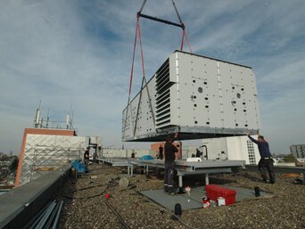 Das Lüftungsgerät wurde mittels Kran an seinen Bestimmungsort am Dach des Krankenhauses gehievt. | © bösch heizung.klima.lüftung