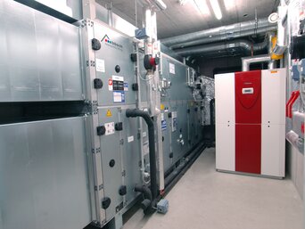 Lüftungszentrale und Wärmepumpe von bösch im Kindergarten Rheindorf in Lustenau.