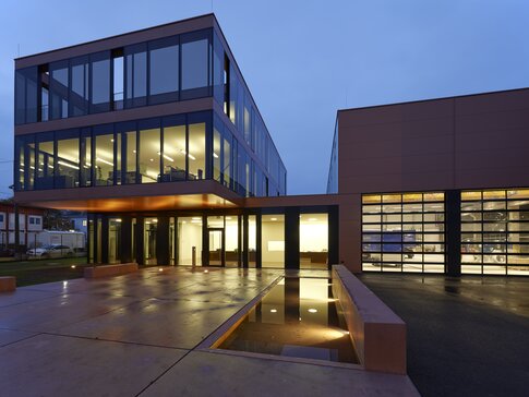 Moderne Regelungstechnik von bösch im prämierten Blue Building von Peter Blau.