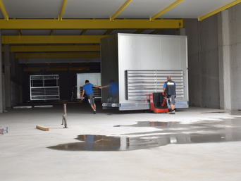 Nach dem Verhub werden die Kuben an die richtige Position transportiert und montiert. | © bösch heizung, klima, lüftung