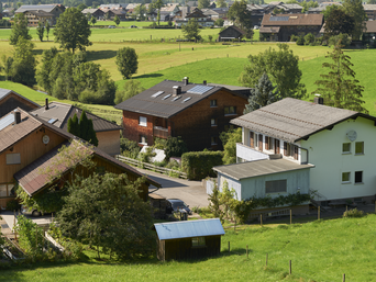 Zwei bestehende Solaranlagen (eine auf dem Dach, die andere im Vorgarten) wurden in das neue Heizsystem eingebunden. | © Walter Bösch GmbH & Co KG