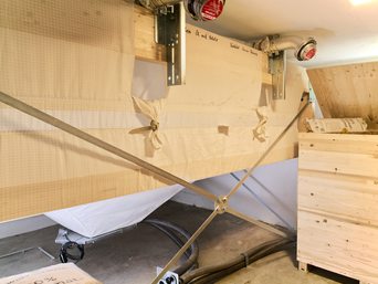 Im ehemaligen Öl-Tankraum ist der 6,5 t fassende Sacksilo für die Pellets untergebracht. | © Walter Bösch GmbH & Co KG