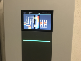 Die Inneneinheit der MOZART mit einem großen 7" Touch Farbdisplay in Klartextanzeige zur intuitiven, einfachen Bedienung, mit selbsterklärenden Icons. | © bösch - heizung, klima, lüftung