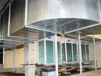 Die sechs Samsung (DVM) Außeneinheiten sind für die Klimatisierung in einzelnen Bereichen der Firma IMA SCHELLING zuständig. | © bösch - heizung, klima, lüftung