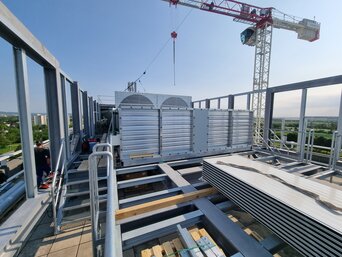 Dank Vor-Ort-Montage durch bösch: Bravouröse Bewältigung begrenzter Fläche und anspruchsvoller Standortbedingungen. | © bösch heizung.klima.lüftung