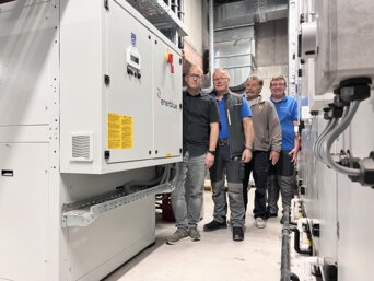 Zufriedene Gesichter beim Lokalaugenschein: v.l.n.r. Projektleiter Benjamin Hahn-Straßer, Inbetriebnahmetechniker Leo Sauheitl (beide bösch), Ernst Buja (Haustechnik Jäger Bau) sowie bösch Produktmanager Dominik Keil. | © Walter Bösch GmbH & Co KG