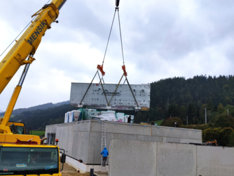 Die All-in-one Kompaktlüftungsanlage von bösch beim Verhub auf das Dach des neuen McDonald’s in Spital am Semmering. | © bösch - heizung, lüftung, klima